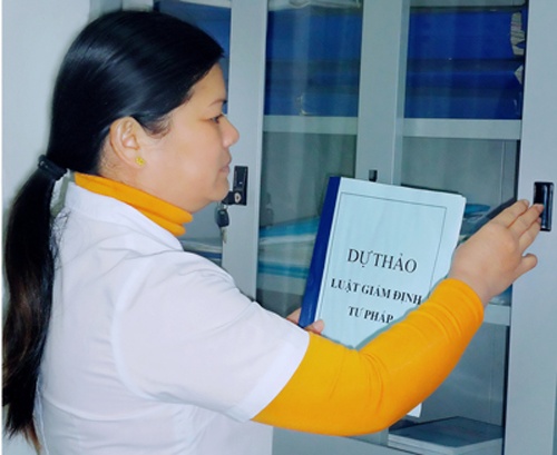 Chuyen it biet ve nu chuyen gia mo tu thi hinh anh