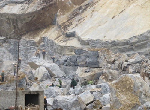 Sat mo da Trai Son, 2 cong nhan tu vong hinh anh