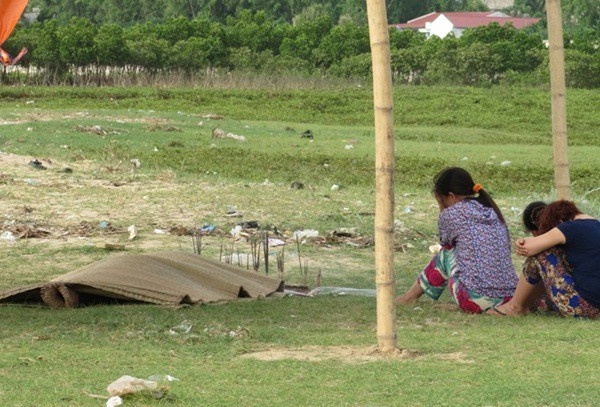 Vo ru an khuya roi ham hiep nu tiep vien hinh anh