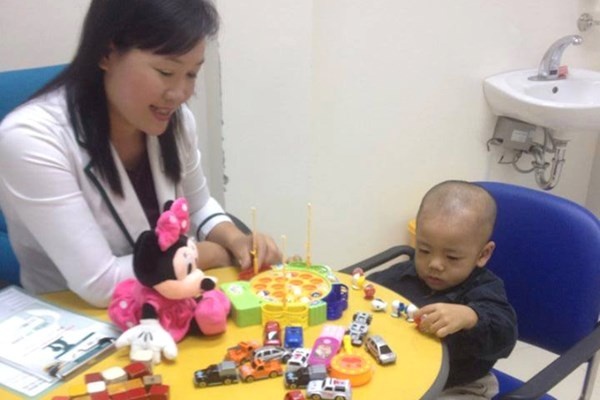 Bao mau bao hanh tre: Mot be bi sang chan tam ly hinh anh