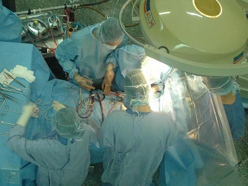 Cuu song thai phu chet lam sang hinh anh