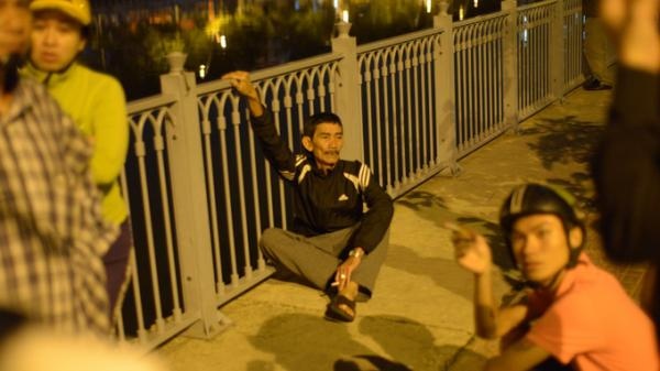 Chong lao xuong kenh Nhieu Loc cuu vo, ca hai chet duoi hinh anh