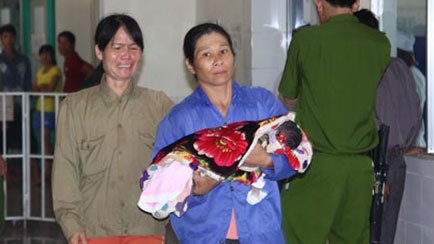 Gia dinh 3 tre tu vong sau tiem vac xin keu cuu hinh anh