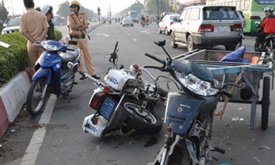 Nguoi phu nu di nguoc chieu lam 2 canh sat bi thuong nang hinh anh