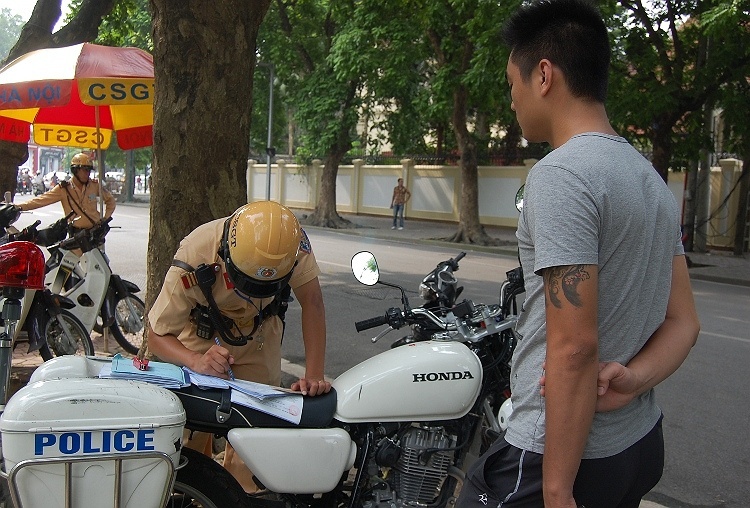 Bo Cong an noi ve ‘beu’ nguoi vi pham giao thong len bao hinh anh
