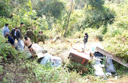 Xe khach cho 33 nguoi lao xuong vuc, 1 nguoi chet hinh anh