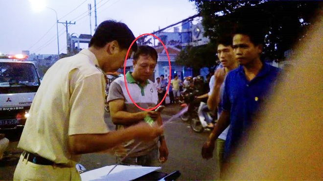 Sau tai nan, tai xe bi nguoi than nan nhan xu giua pho hinh anh