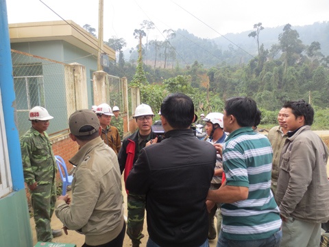 Chu tich thi tran xin tu chuc de di doi no cong ty vang hinh anh