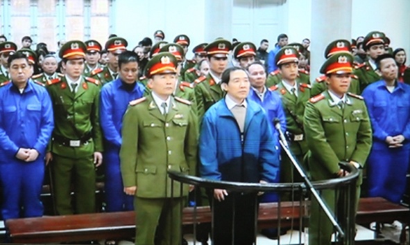 Hai bi cao dau tien trong vu Duong Chi Dung chong an hinh anh