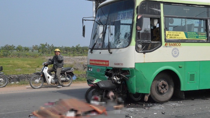 Xe may ‘cam’ thung dau xe buyt, 2 anh em tu vong tai cho hinh anh