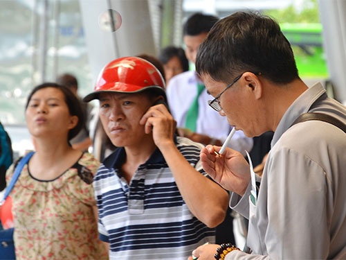 Vo chong chui nhau, lam sao xu phat hinh anh