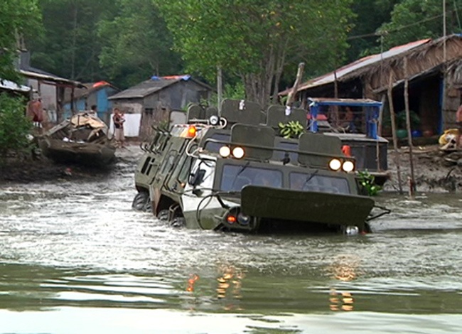 Xe boc thep loi nuoc cua nganh cong an hinh anh