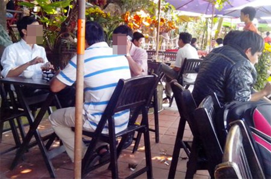 Kiem tra can bo ra quan ca phe trong gio lam viec hinh anh