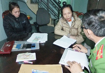 Bat qua tang can bo dia chinh nhan tien hoi lo hinh anh