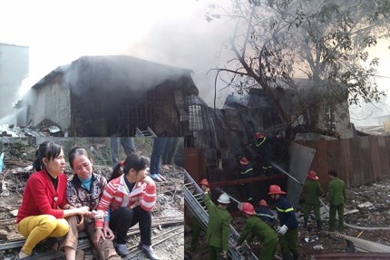 Me ngoi khoc ngong cho con trong vu chay khu o chuot hinh anh