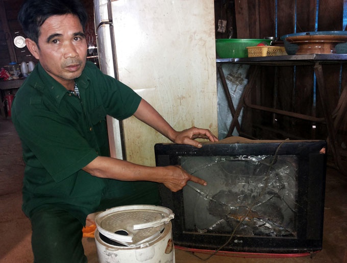 Khoi to nhom con do vac ma tau vao nha dan doi no hinh anh