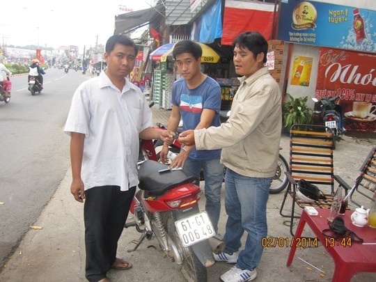 Truy duoi gan 30km, ‘hiep si’ lay lai xe cho giao vien hinh anh