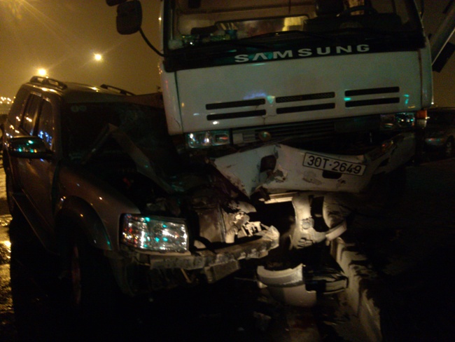 Dam vao xe tai, oto con nat dau hinh anh