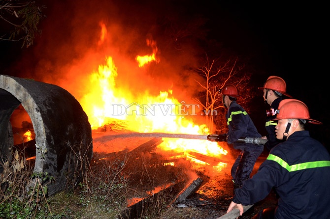 100 canh sat quan nhau voi lua o nha may than hinh anh