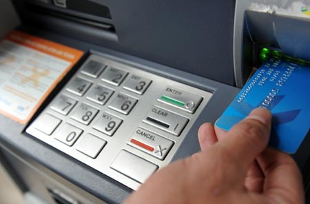 Nguoi nuoc ngoai dung the ATM gia rut gan 350 trieu dong hinh anh