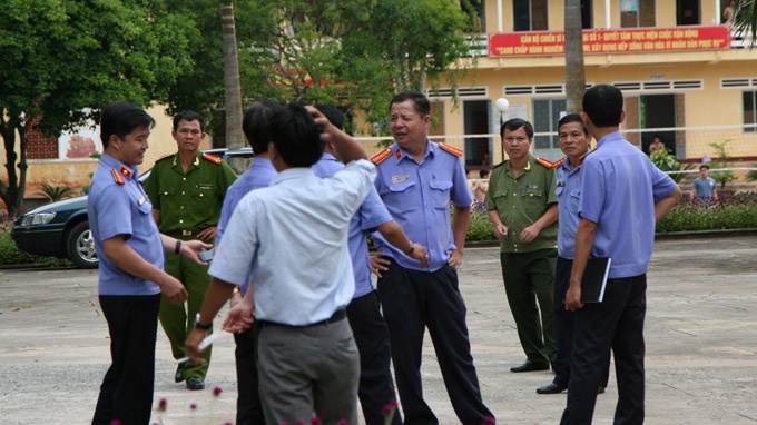 Khoi to 100 pham nhan ve toi chong nguoi thi hanh cong vu hinh anh