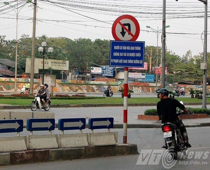 Bi canh sat truy duoi, nguoi di nguoc chieu chay tan loan hinh anh