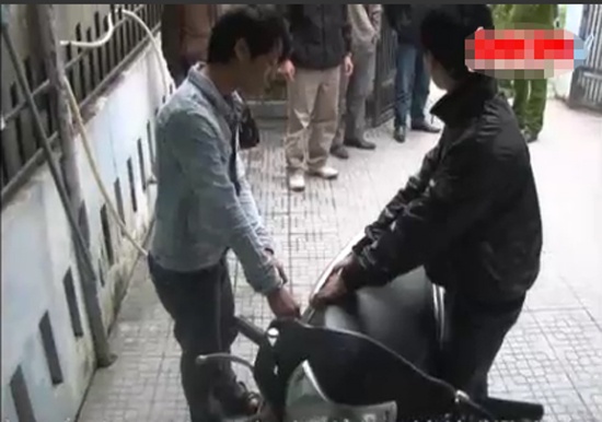 Clip cay cop xe lay trom tien o Hue hinh anh