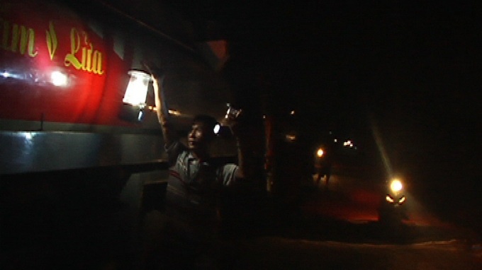 Clip dan vay bat xe bon cho chat thai do trom ra moi truong hinh anh