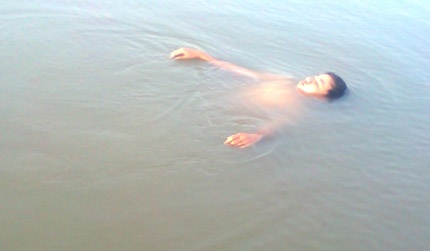 Kha nang ngu tren mat nuoc cua cau be 15 tuoi o Ben Tre hinh anh