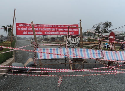 Nguoi dan rao duong ngan xe tren quoc lo 51B hinh anh