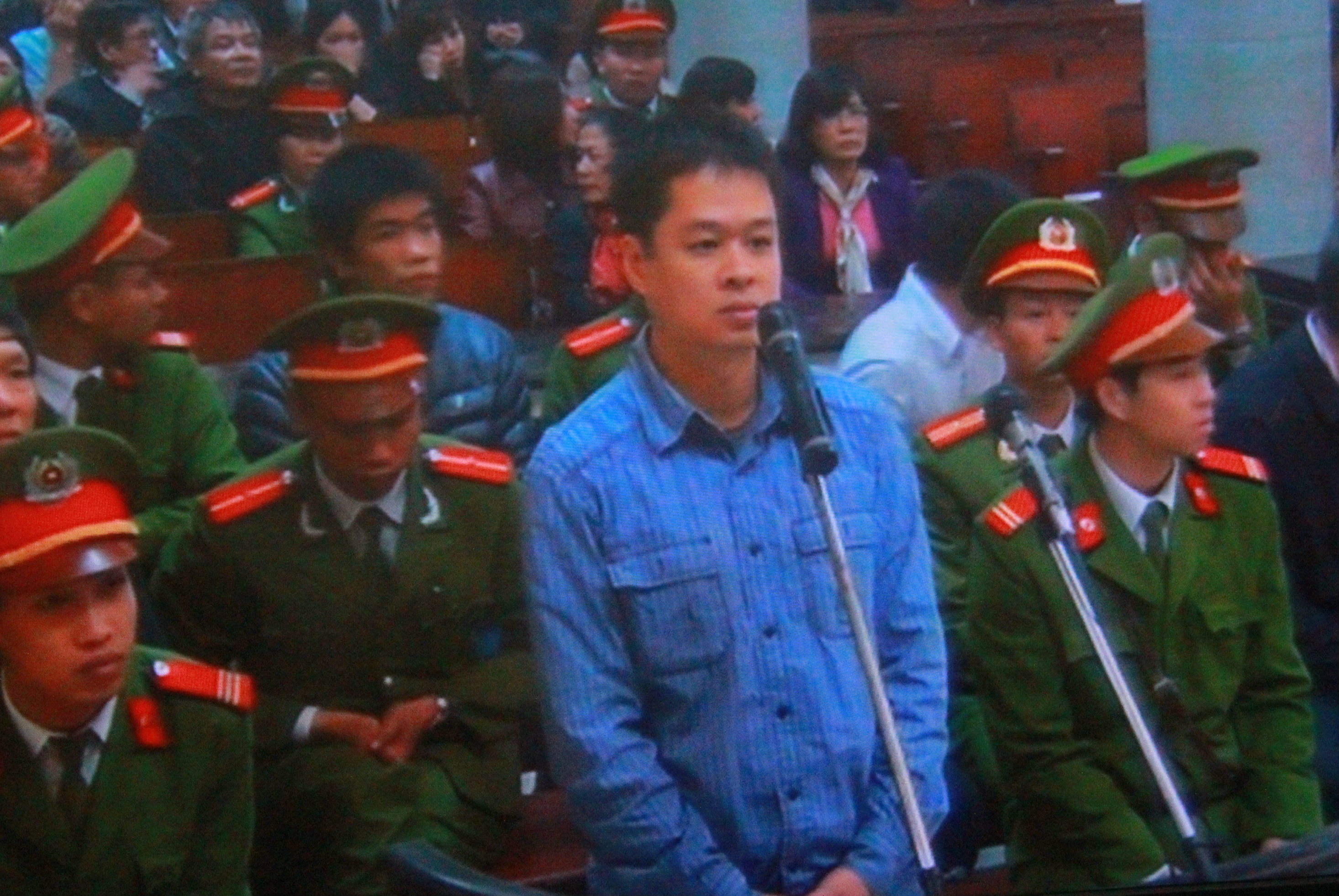 Anh 7 bi cao to chuc cho Duong Chi Dung tron ra nuoc ngoai hinh anh