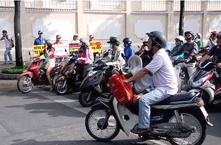 Xe dung lai khi da qua vach son bi xu ly the nao hinh anh