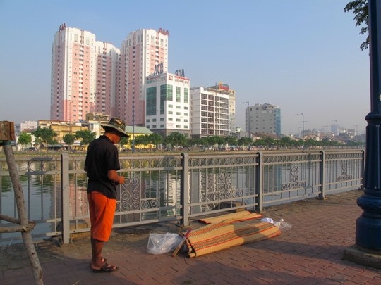 Phat hien xac nguoi troi tren kenh Tau Hu o Sai Gon hinh anh