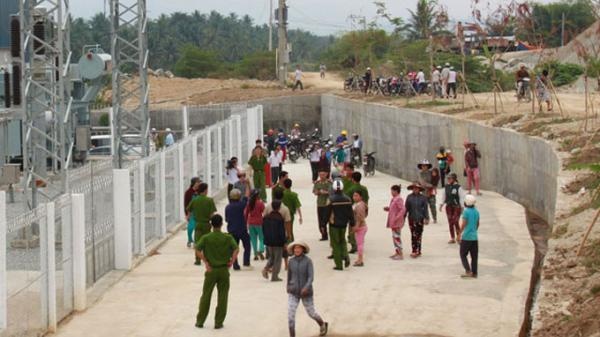 Hon 100 nguoi dan keo den nha may thuy dien doi boi thuong hinh anh