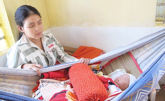 Tieng khoc tre tho ben trong trai giam hinh anh