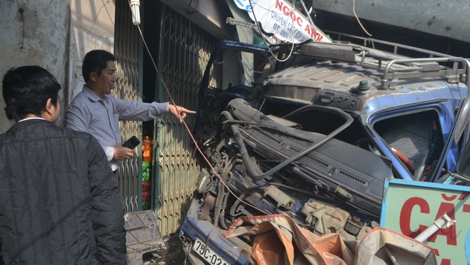 Xe tai day ximang no lop, lao vao nha dan hinh anh