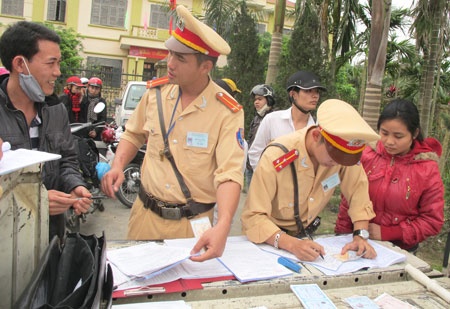 Phat tien nguoi ngoi sau vong tay ra truoc dieu khien xe may hinh anh