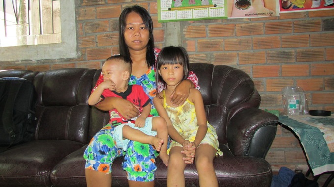 Hai hoc tro tieu hoc vuot khoi ke bat coc trong gang tac hinh anh