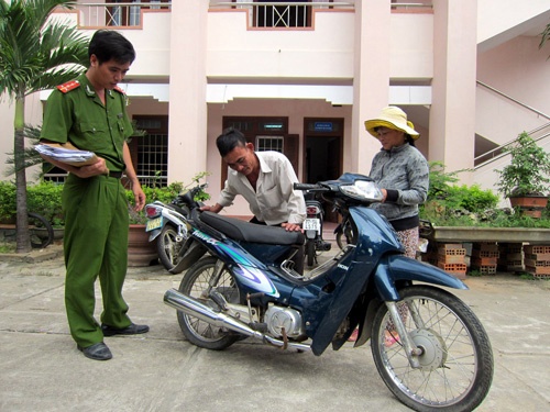 Mua xe khong phai chu so huu bi cong an giu hinh anh