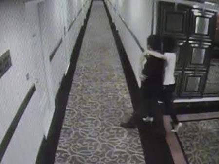 Hieu truong bi to vao khach san voi vo cua ban hinh anh