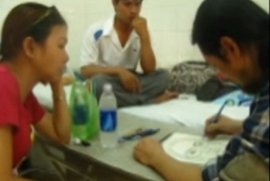 Clip hoa si phac hoa chan dung nguoi bat coc tre so sinh hinh anh