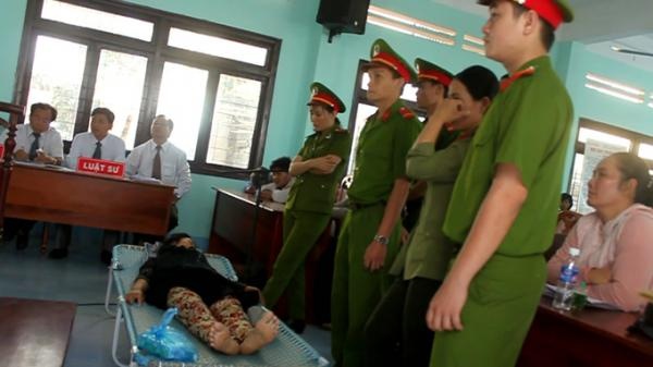 Bi cao tiep tuc nam du phien toa ky an trom de hinh anh