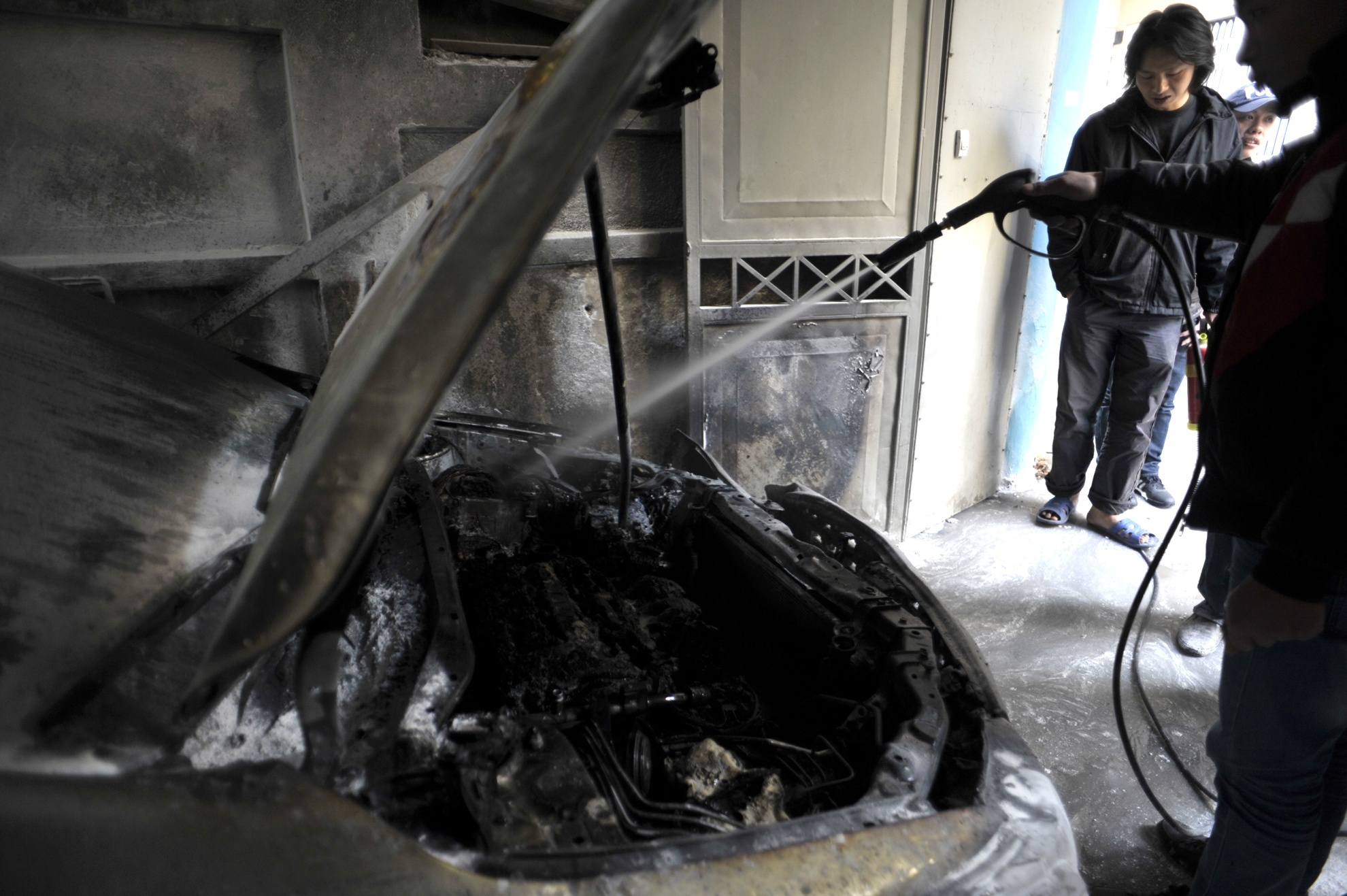 Xe Altis chay rui trong gara hinh anh