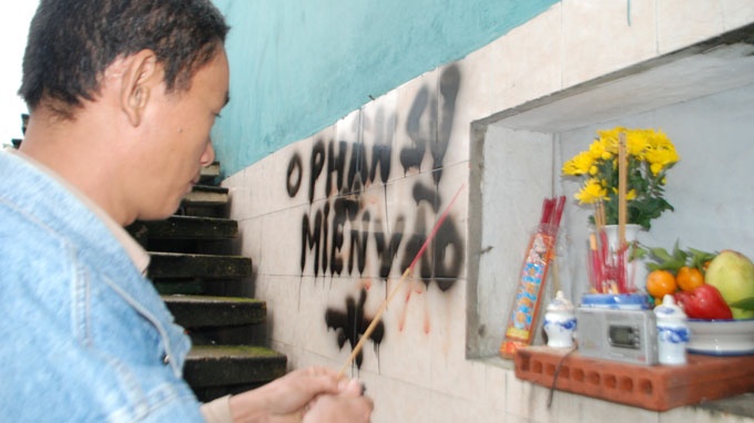 Nguoi dan lo hau su cho nguoi luom rac chet cong hinh anh