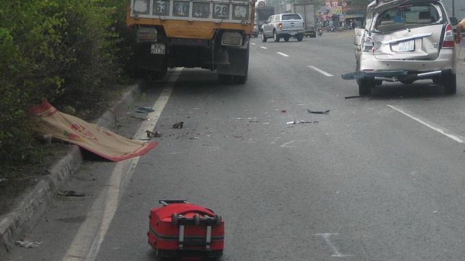 Quay lai nhat vali, mot phu nu bi xe tai tong chet hinh anh