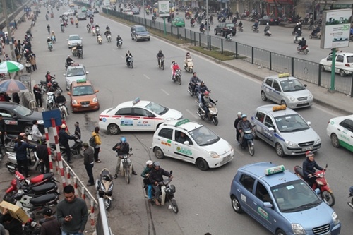 Clip taxi dan tran gay hon loan cong benh vien hinh anh