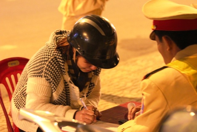 Thieu nu noi tieng Han, khoc tieng Viet khi bi giu xe hinh anh