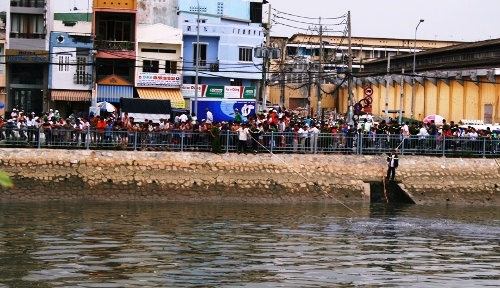 Chet duoi khi tam kenh Tau Hu hinh anh