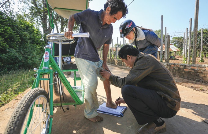 Theo chan doi dong giay dac biet hinh anh