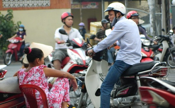 Co ve gia dang nhan vien duong sat truoc Ga Sai Gon hinh anh